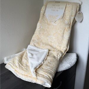 ENVOGUE Dreamy cotton gauze throw yellow floral rose NWT